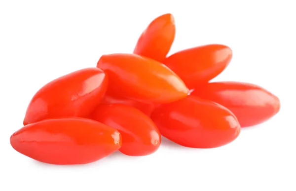 Bacche di goji mature fresche su sfondo bianco — Foto Stock