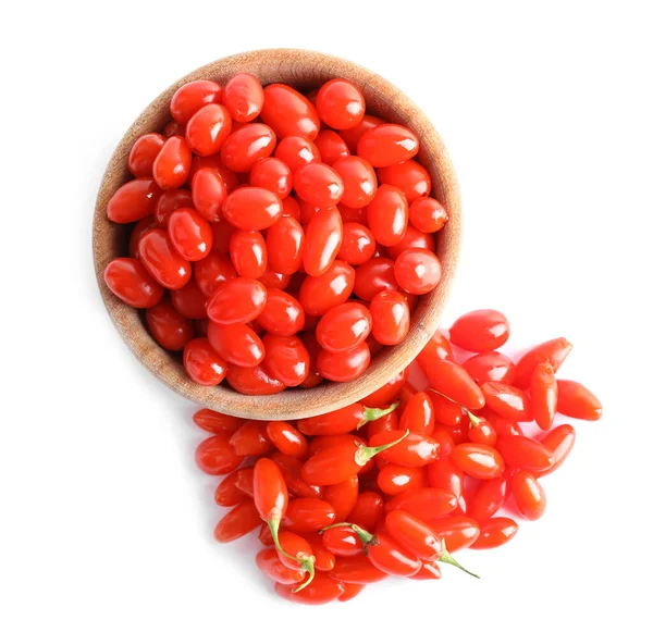 Bagas de goji maduras frescas e tigela de madeira no fundo branco, vista superior — Fotografia de Stock