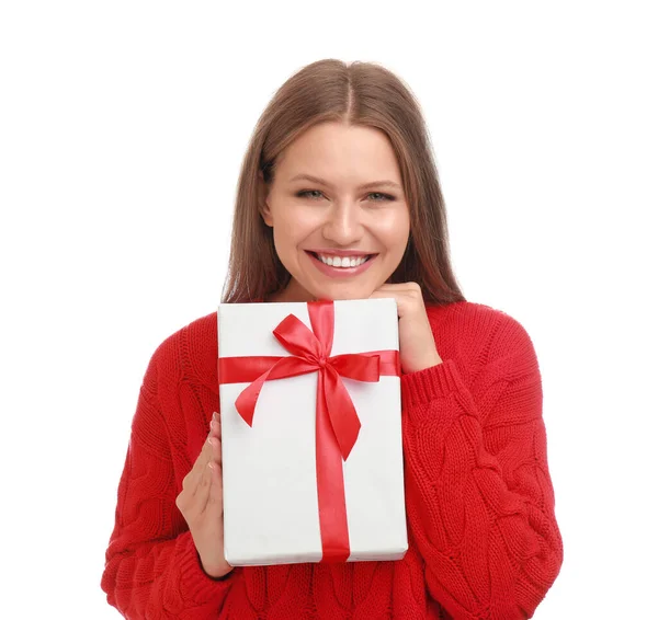 Ευτυχισμένη νεαρή γυναίκα με χριστουγεννιάτικο δώρο σε λευκό φόντο — Φωτογραφία Αρχείου
