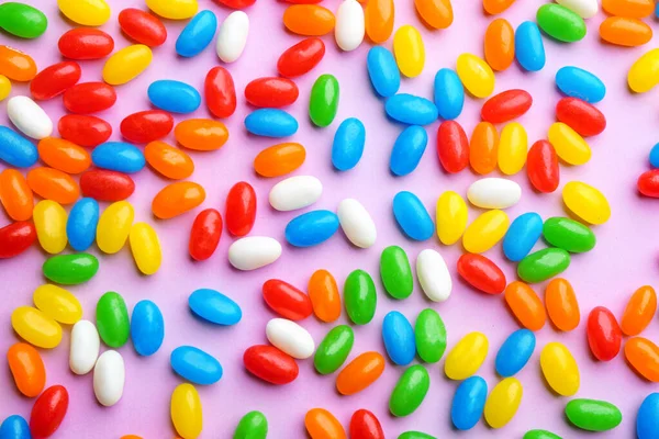 Kleurrijke jelly beans op lila achtergrond, plat leggen — Stockfoto