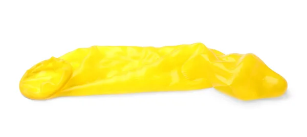 Condón usado amarillo sobre fondo blanco. Concepto de sexo seguro — Foto de Stock