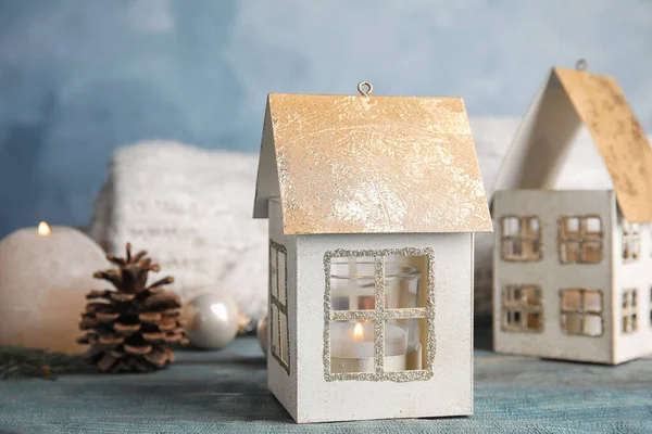 Composição com vela em forma de casa titular na mesa de madeira azul. Decoração de Natal — Fotografia de Stock