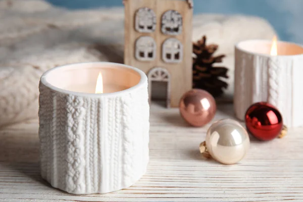 Složení se svíčkou v ozdobném držáku na bílém stole. Vánoční ozdoba — Stock fotografie