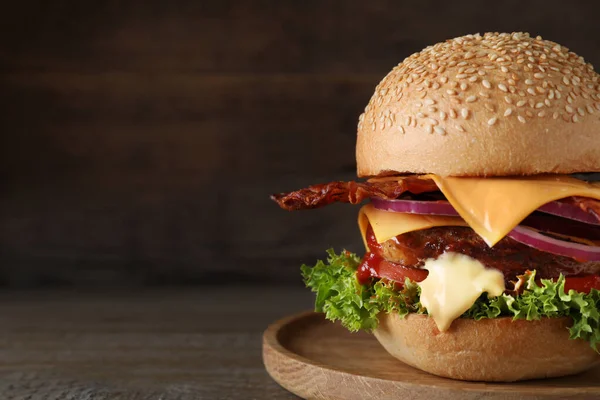 Tahta masada sulu pastırmalı hamburger tabağı. Metin için boşluk — Stok fotoğraf