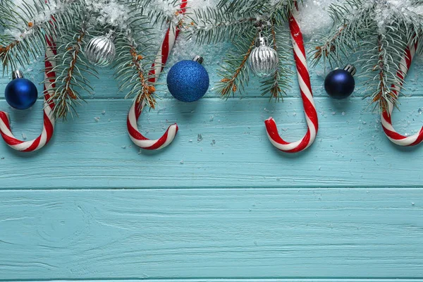 キャンディキャンディキャンディ缶と青い木製の背景にクリスマスの装飾、テキストのためのスペース付きフラットレイアウト — ストック写真