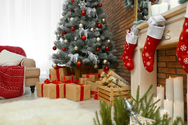 Interno elegante con bellissimo albero di Natale e camino decorativo — Foto Stock