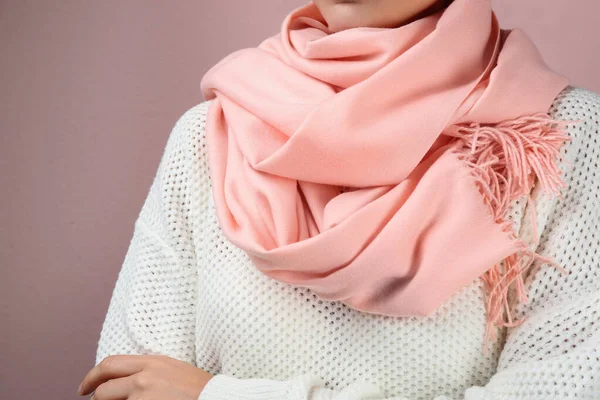女人穿着温暖的围巾粉色背景，特写。 秋衣 — 图库照片