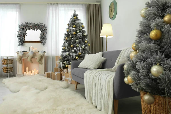 현대적인 거실 인테리어에 크리스마스 트리 장식 — 스톡 사진