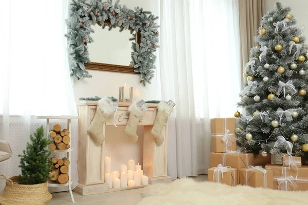 Acogedora habitación interior con espejo, chimenea y árbol de Navidad —  Fotos de Stock