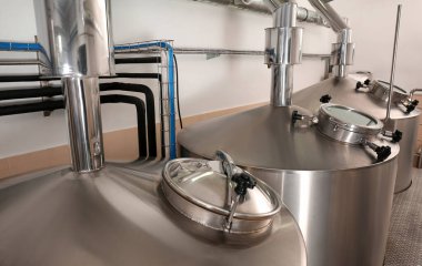 Bira evindeki bira fermantasyonu için çelik tanklar