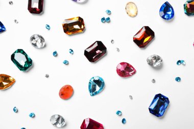 Beyaz arka planda farklı güzel taşlar, üst manzara
