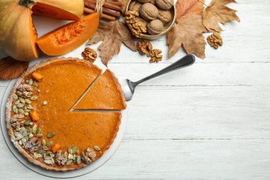 Beyaz ahşap masada ev yapımı lezzetli balkabağı turtasıyla bembeyaz bir kompozisyon. Metin için boşluk