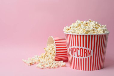 Pembe arka planda taze patlamış mısır, mesaj için yer. Sinema atıştırması