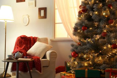 Güzel Noel ağacı ve hediye kutularıyla süslü bir oda.