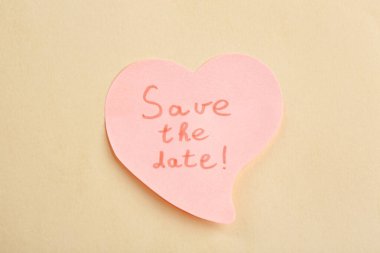 Kalp şeklindeki notada bej arkaplan üzerindeki tarihi kaydet, üst görünüm