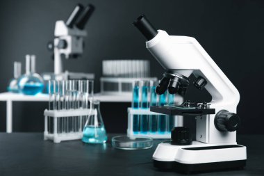 Modern mikroskop laboratuardaki masada. Tıbbi ekipman