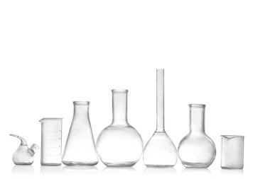 Laboratuvar camları beyazın üzerinde izole edilmiş. Kimyasal analiz.