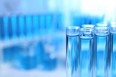 Laboratuvarda analiz için sıvı örnekleriyle test tüpleri, yakın çekim. Metin için boşluk