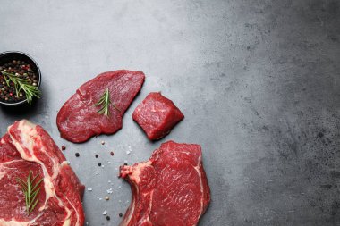 Gri masa üzerinde taze et ile Düz yatıyordu kompozisyon. Metin için alan