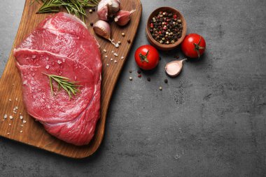 Gri masa üzerinde taze et ile Düz yatıyordu kompozisyon. Metin için alan