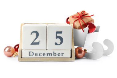 Tahta blok takvimi ve beyaz arkaplanda şenlikli dekor