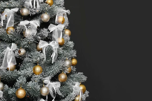 Albero di Natale decorato su sfondo nero, primo piano — Foto Stock