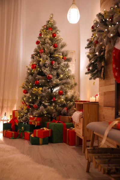 Stílusos szoba belső gyönyörű karácsonyfa és ajándékdobozok — Stock Fotó