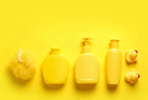 Composición plana con productos cosméticos para bebés sobre fondo amarillo —  Fotos de Stock