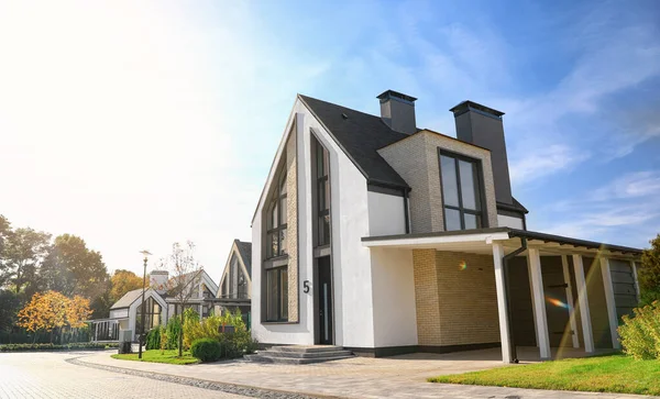 Güneşli bir günde yeni modern evlerle manzara