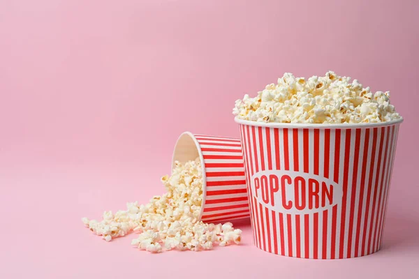 Frisches Popcorn auf rosa Hintergrund, Platz für Text. Kinosnack — Stockfoto