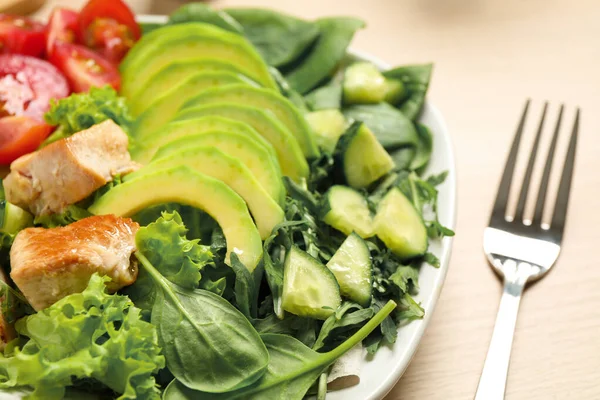 Deliziosa insalata di avocado con pollo fritto sul tavolo, primo piano — Foto Stock