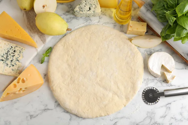 Composição de leigos planos com crosta de pizza e ingredientes frescos na mesa de mármore — Fotografia de Stock