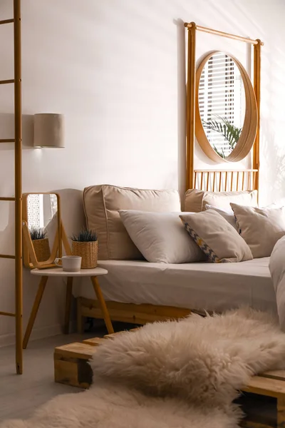 Elegante quarto moderno interior com cama confortável — Fotografia de Stock