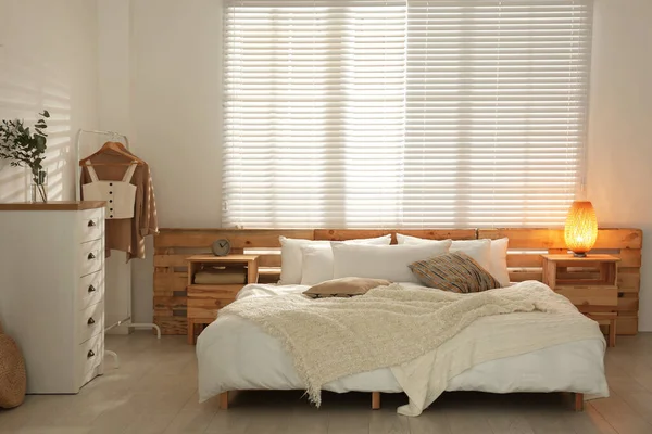 Stylowa sypialnia z nowoczesną komodą — Zdjęcie stockowe