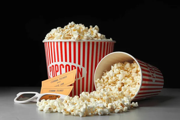 Popcorn, biobiljetter och 3D-glasögon på grått bord — Stockfoto