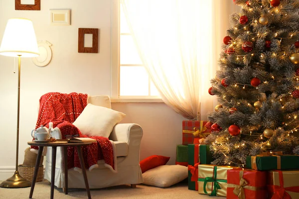 Стильный интерьер комнаты с красивой елкой и подарочными коробками — стоковое фото