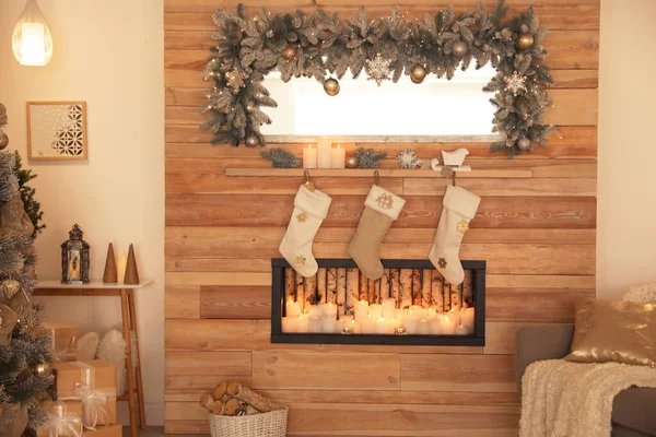 Hermoso interior de Navidad de sala de estar con chimenea decorativa —  Fotos de Stock