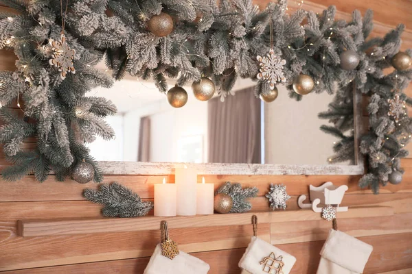 Velas ardientes en el estante de madera en casa. Interior de Navidad —  Fotos de Stock
