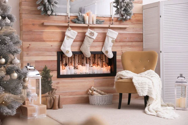 Open haard met kerstkousen op de kamer. Feestelijke inrichting — Stockfoto