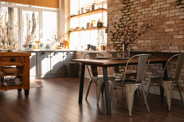 Стильний інтер'єр кухні з обіднім столом і стільцями — стокове фото