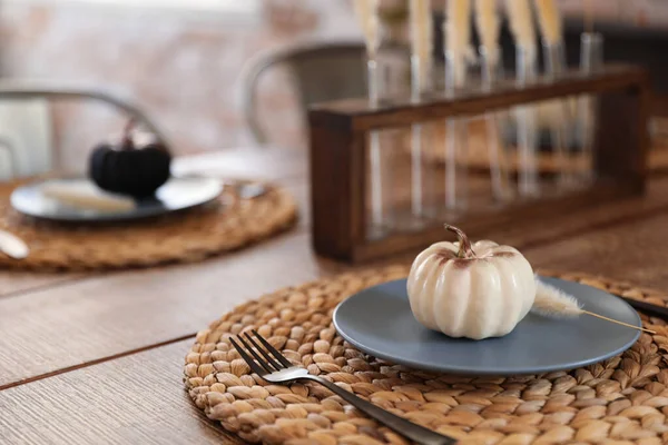 Meja kayu dihias untuk Halloween di dapur — Stok Foto