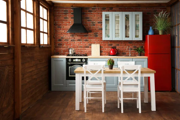 Стильный интерьер кухни с деревянным столом и стульями — стоковое фото