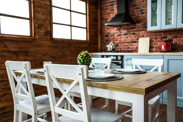 Snygg köksinteriör med matbord och stolar — Stockfoto