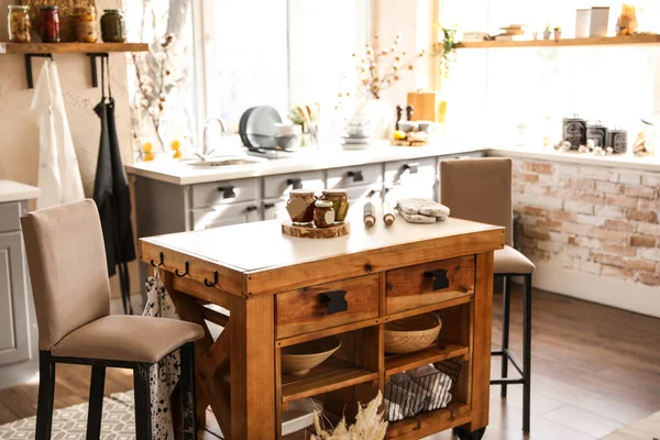 Stylový interiér kuchyně s dřevěným stolem a židlemi — Stock fotografie