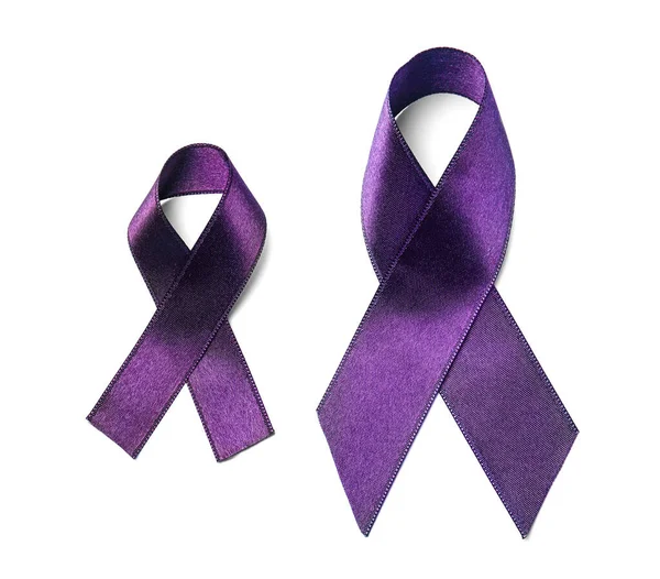 Фиолетовая лента на белом фоне, вид сверху. Домашнее насилие — стоковое фото