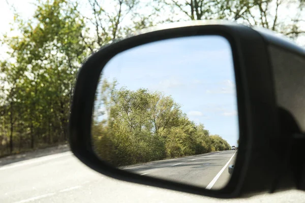 Penutupan bagian belakang mobil pemandangan cermin pada hari yang cerah — Stok Foto