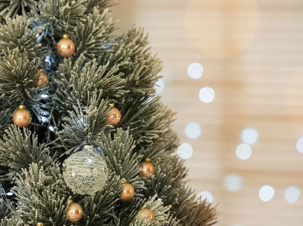 Όμορφο χριστουγεννιάτικο δέντρο κατά θολή εορταστικά φώτα. Χώρος για κείμενο — Φωτογραφία Αρχείου