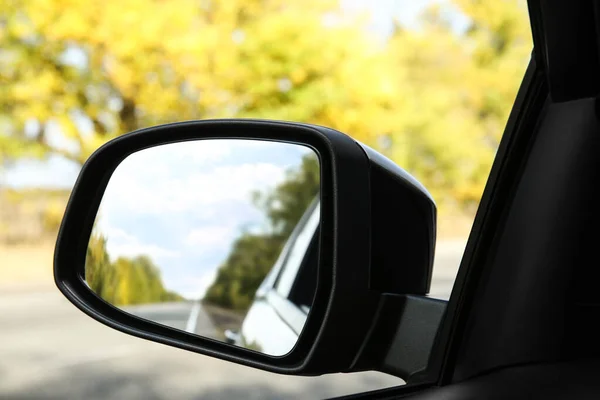 Close-up van de auto kant achteruitkijkspiegel op zonnige dag — Stockfoto