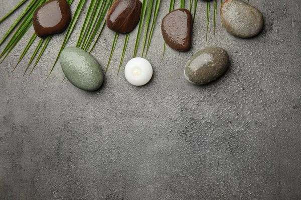 Composição plana com pedras sobre fundo cinza, espaço para texto. Conceito Zen — Fotografia de Stock