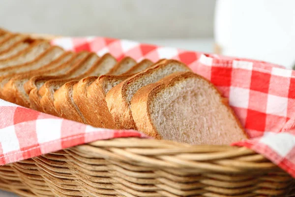 Fette di pane fresco in cesto, primo piano — Foto Stock